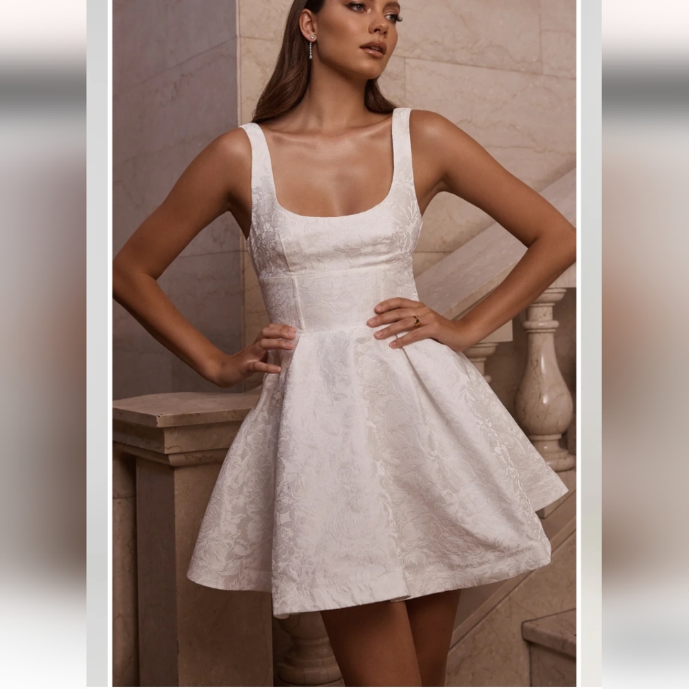 Elegant White Sleeveless Dress